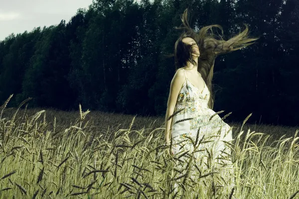 초원의 젊은 여자 — 스톡 사진