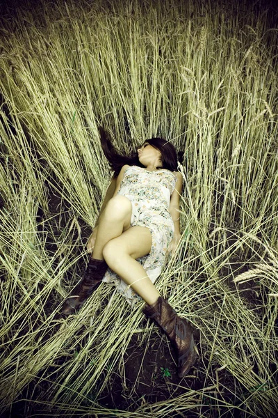 草地上的年轻女子 — 图库照片