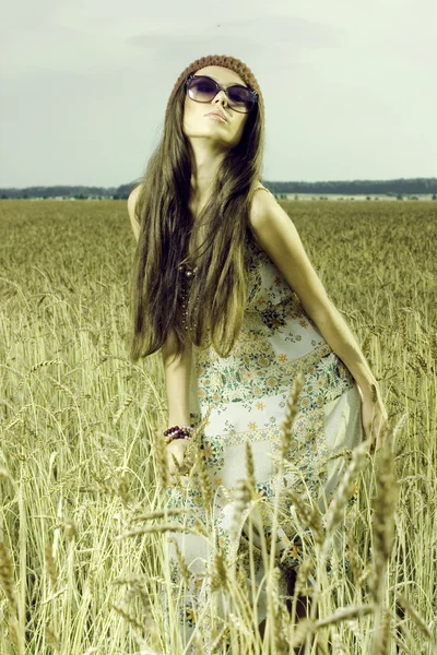 Mujer joven en el prado —  Fotos de Stock