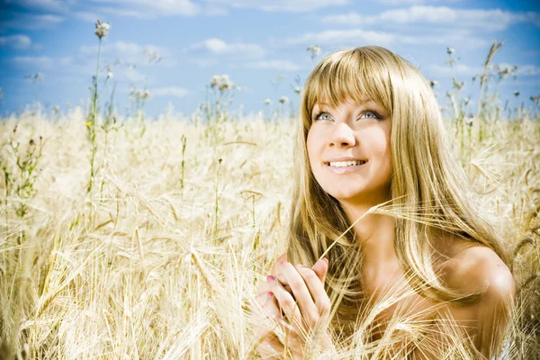 Vacker blond flicka på fältet — Stockfoto