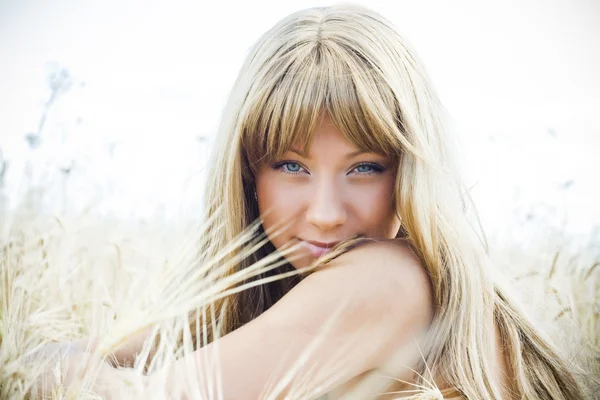 Vacker blond flicka på fältet — Stockfoto