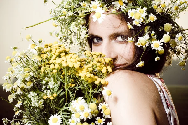Belle femme avec des fleurs — Photo