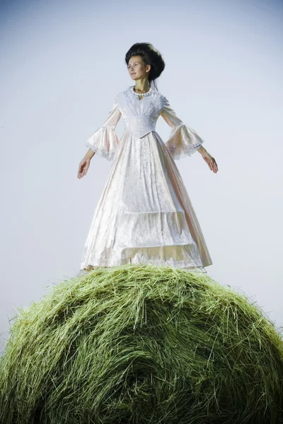 美丽的女人站在干草堆上的复古连衣裙 — 图库照片