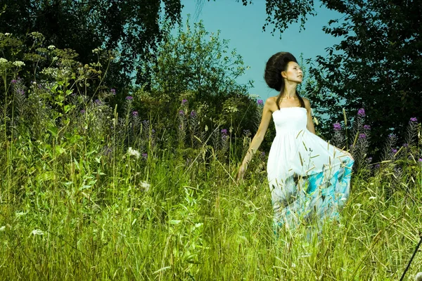 Yeşil alanda güzel bir kız portresi — Stok fotoğraf