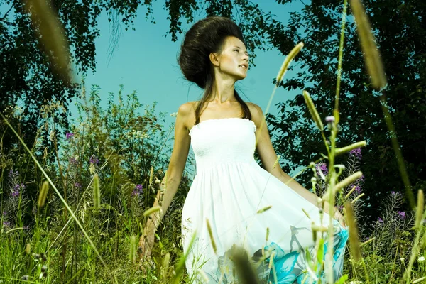 Porträtt av vacker flicka i grönt fält — Stockfoto
