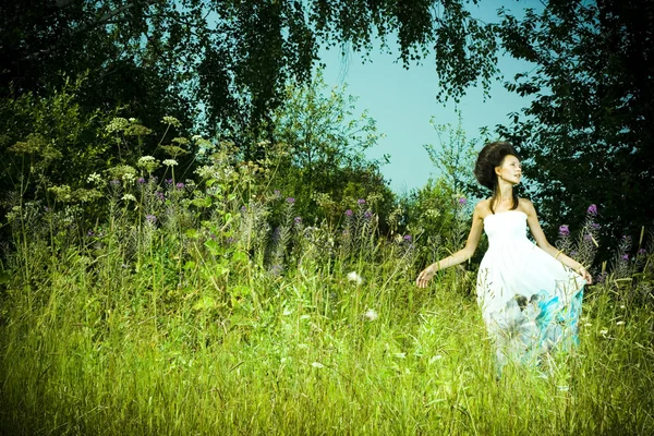 Portrait of beautiful girl in green field — Stock Photo, Image