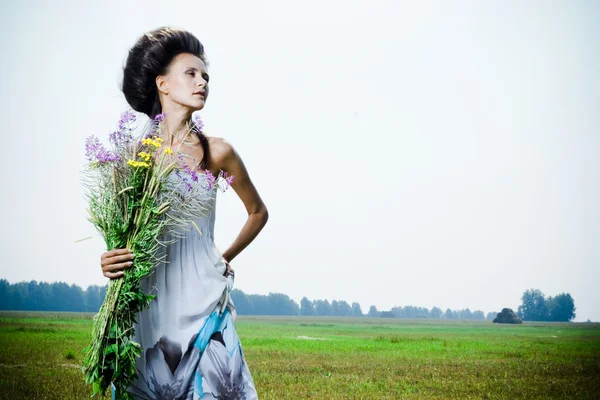 Porträtt av vacker flicka i grönt fält — Stockfoto