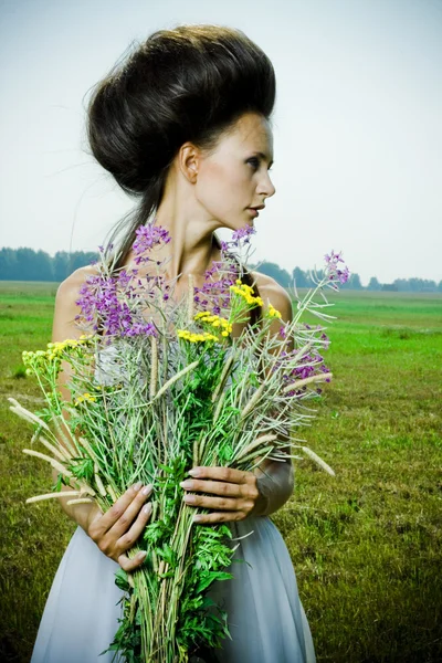 Портрет красивої дівчини в зеленому полі — стокове фото