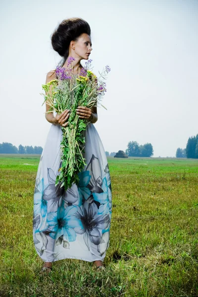 Portret dziewczyny piękne zielone pole — Zdjęcie stockowe