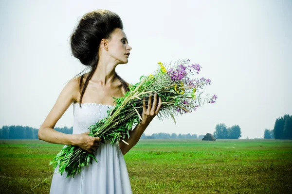 Retrato de menina bonita no campo verde — Fotografia de Stock