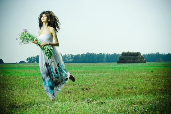 Porträt eines schönen Mädchens im grünen Feld — Stockfoto