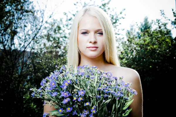 ヤグルマギクの花束と美しい少女の肖像画 — ストック写真