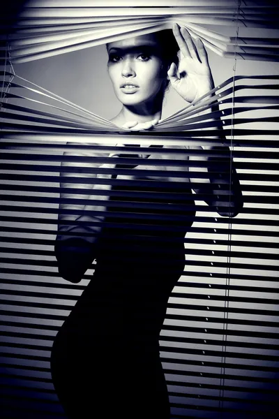 Sexig kvinna i svart klänning. retro stil Stockbild