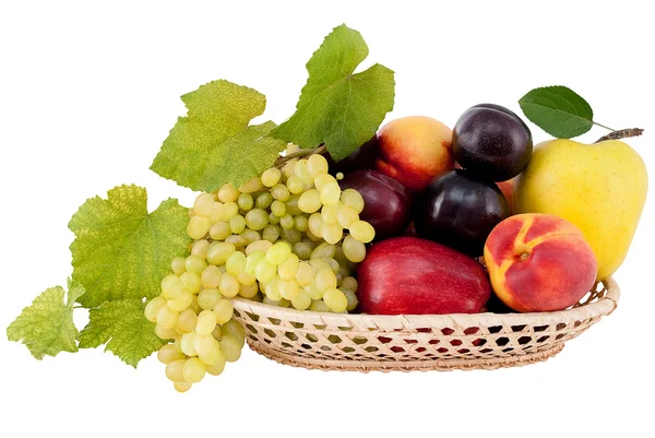 Ripe, juicy apples, grapes, nectarines plums in a wicker basket — Stock Photo, Image
