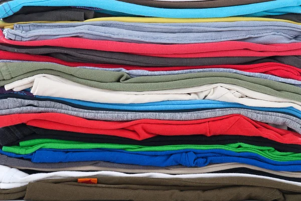 Camisas coloridas acrescentam à pilha — Fotografia de Stock