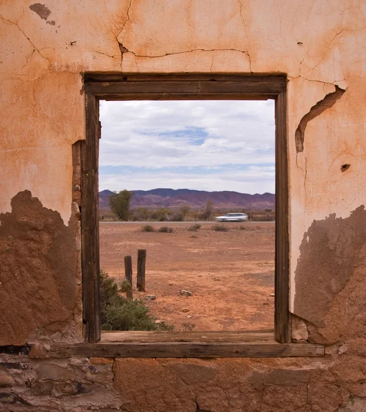 Окно в старом доме — стоковое фото