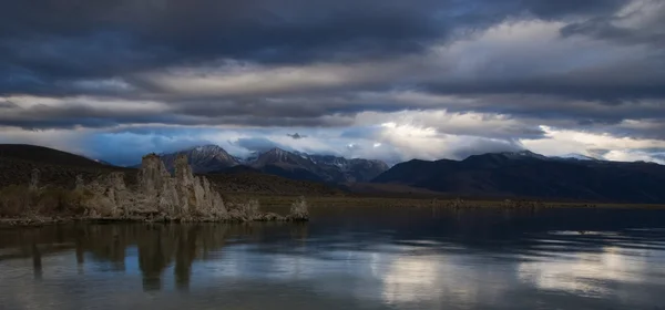 Jezioro Mono — Zdjęcie stockowe