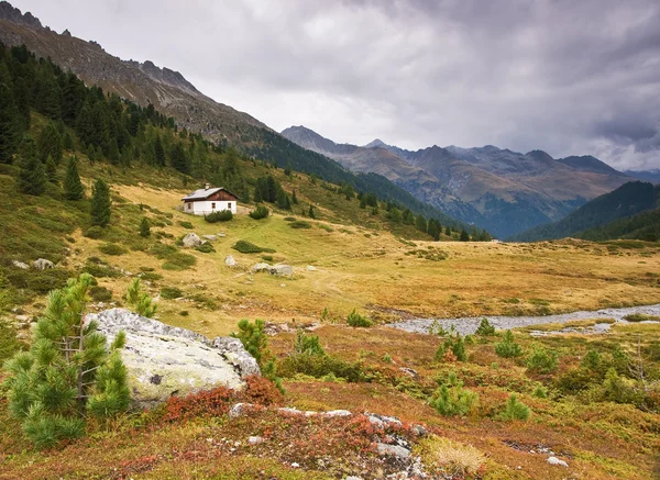 Pequeña casa en los Alpes — Foto de Stock