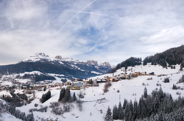 Liten stad i italienska Alperna — Stockfoto