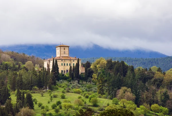Italiensk Villa Backen Med Massa Träd Landsbygdens Landskap — Stockfoto