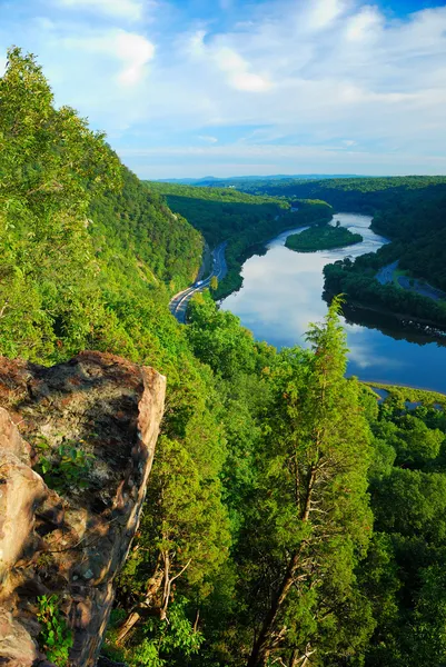 Luchtfoto uitzicht op de rivier berg — Stockfoto