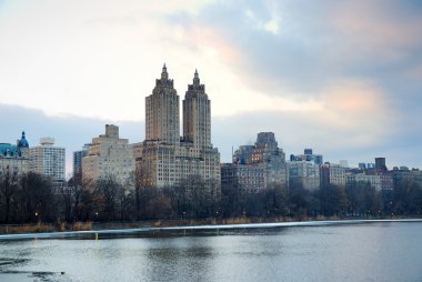 central Park'ta Gölü üzerinden New york şehir manzarası