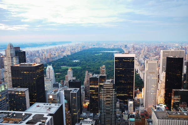 New york city i skymningen — Stockfoto
