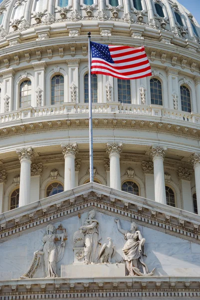 Nationalflagge und Kapitolgebäude, Washington DC. — Stockfoto