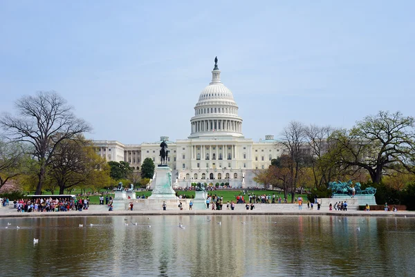 Hauptstadtgebäude mit Spiegelung, Washington DC — Stockfoto
