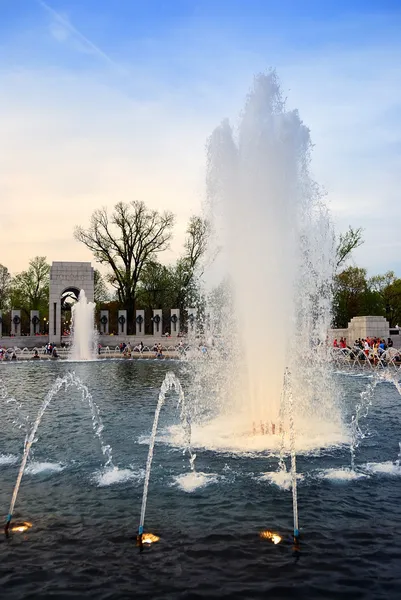 第二次世界大戦記念碑、ワシントン dc の噴水 — ストック写真