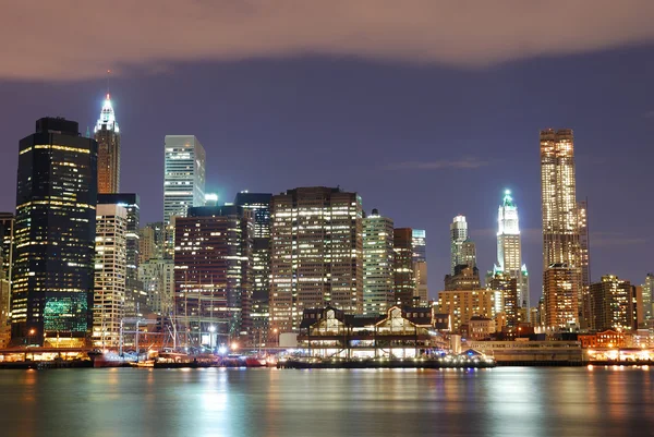 New York City Wolkenkratzer bei Nacht — Stockfoto