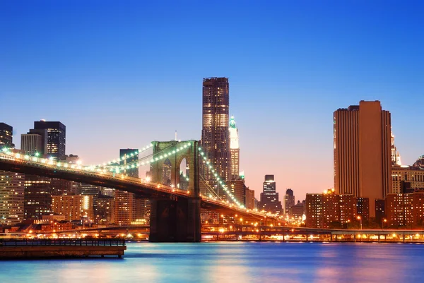 Puente de Brooklyn y New York City Manhattan skyline — Foto de Stock