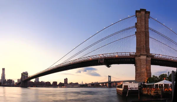 Brooklyn bridge in new york city-manhattan — Stockfoto