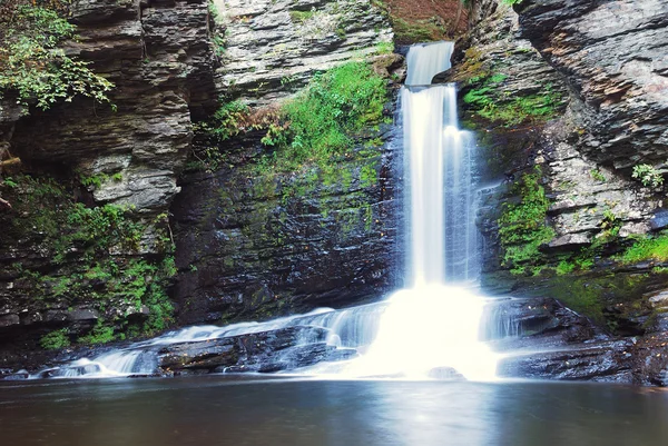 Cachoeira na montanha — Fotografia de Stock
