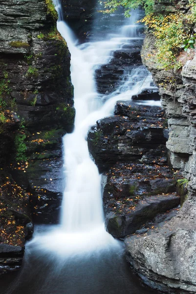 Wasserfall und Felsen — Stockfoto