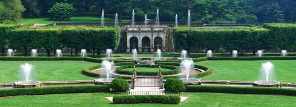 Fountains panorama in garden — Stock Photo, Image