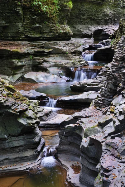 岩の山の小川 — ストック写真