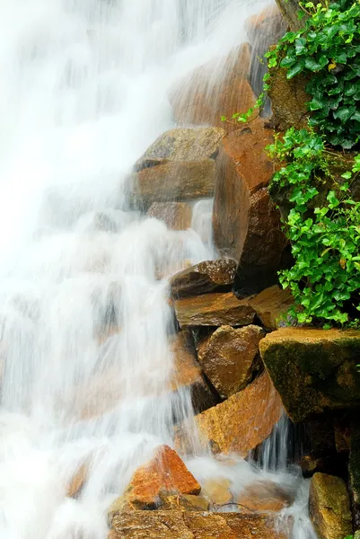Vattenfall över stenar — Stockfoto