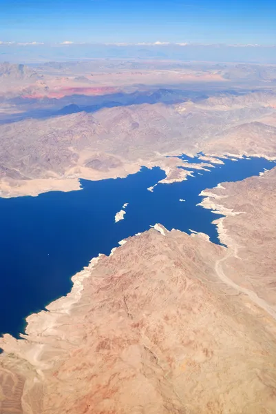 Вид з повітря з озером і горами — стокове фото