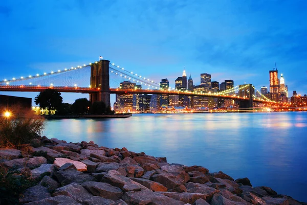 ニューヨーク市ブルックリン橋とマンハッタンのスカイライン — ストック写真
