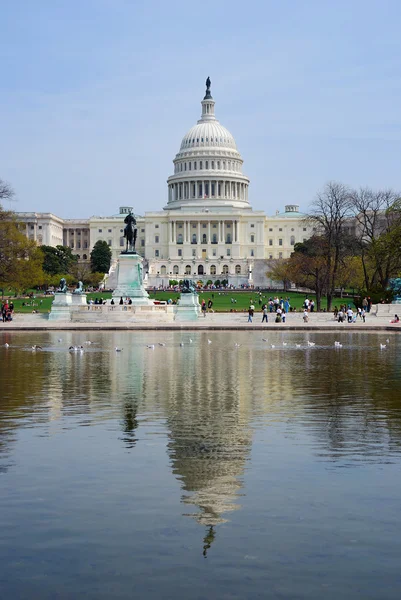 Здание Капитолия с отражением, Вашингтон — стоковое фото