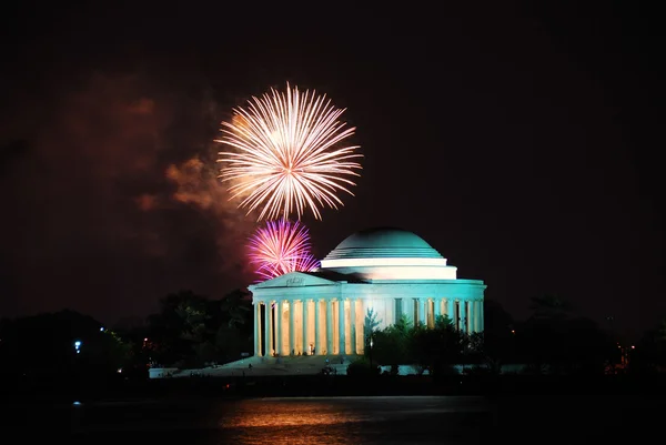 Мемориал Томаса Джефферсона с фейерверком. Вашингтон — стоковое фото