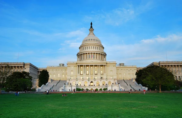 Капитолий США в сумерках, Вашингтон — стоковое фото