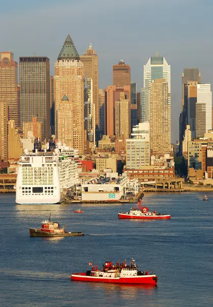New York City Manhattan Skyline und Boot — Stockfoto