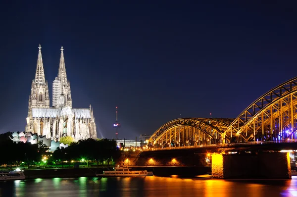 Kathedraal en Hohenzollern Bridge - Keulen/Köln, Duitsland — Stockfoto