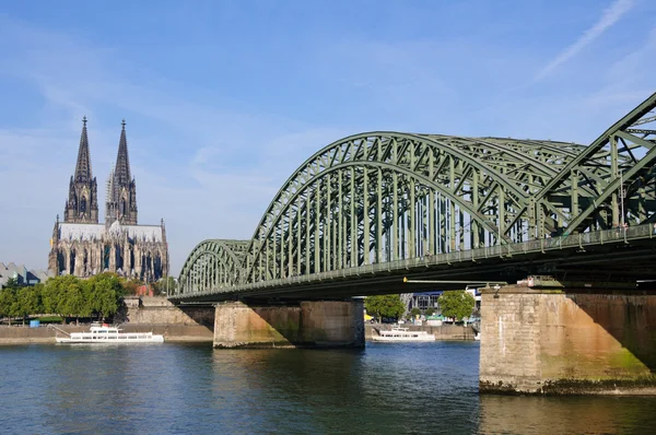 Katedrála a Hohenzollern Bridge - Kolín nad Rýnem/Köln, Německo — Stock fotografie