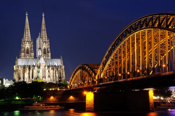 Katedrális és Hohenzollern híd - Köln, a Köln, Németország — Stock Fotó