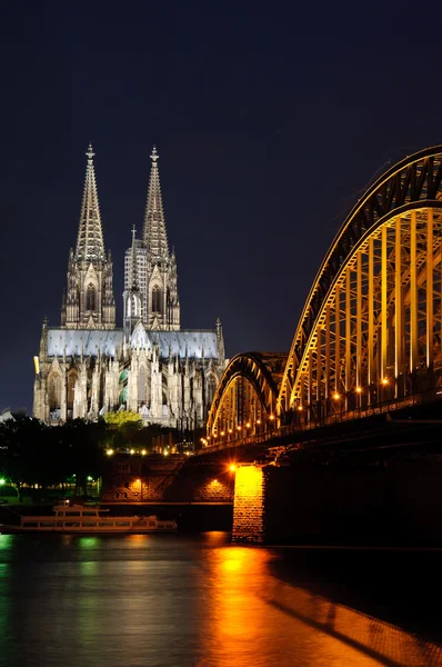 Kathedraal en Hohenzollern Bridge - Keulen/Köln, Duitsland — Stockfoto