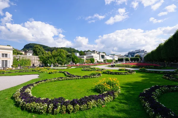 Mirabell trädgården och fästningen hohensalzburg castle - salzburg, Österrike — Stockfoto