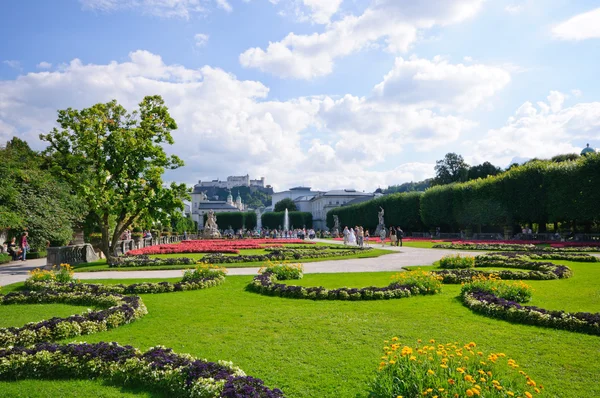 Mirabell Garden and Hohensalzburg Castle - Зальцбург, Австрия — стоковое фото